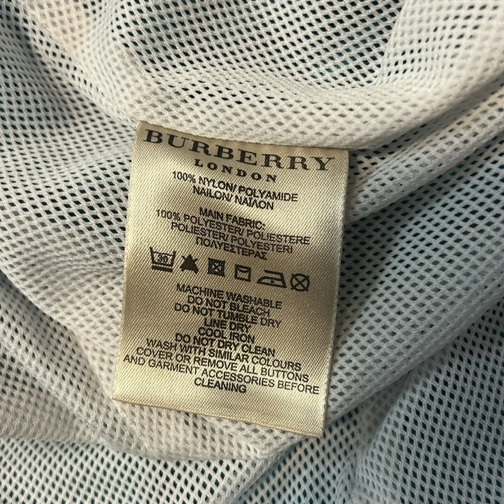 Ladies Burberry trenchcoat size 4. EUC. - Picture 9 of 9